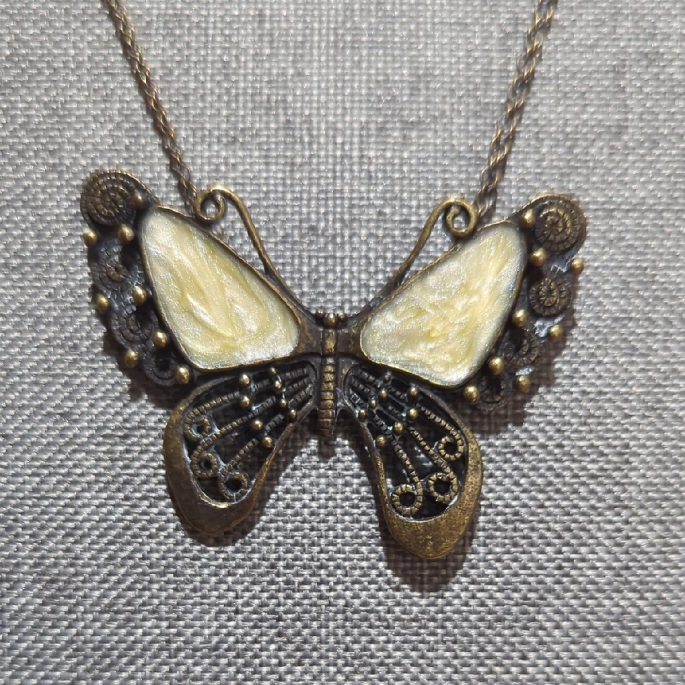 Elegant Bronze Butterfly Pendant Necklace – Vintage Charm - Picture 3 of 12